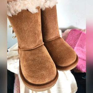 **SOLD** UGG Bailey polka dot bow boots